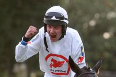 Žokej a vítěz Velké pardubické 2012 Jan Faltejsek na klisně Orphee des Blins.