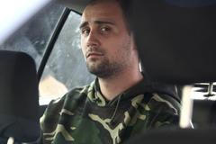 Střelec na prezidenta Pavel Vondrouš je eskortován policií.