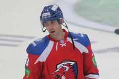 Hokejista Lva Praha Zdeno Chára v utkání KHL 2012/13 proti Dynamu Moskva.