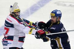 Hokejista Kladna Tomáš Plekanec (vpravo) se přetahuje s Janem Kolářem II v 5. kole Tipsport extraligy 2012/13 s Pardubicemi.