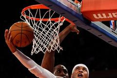 Carmelo Anthony z New Yorku Knicks skóruje v utkání proti Dallasu Mavericks