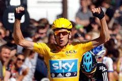 Britský cyklista Bradley Wiggins ze stáje Sky Procycling v cíli 20. etapy Tour de France 2012.