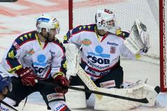 Hokejový brankář Pardubic Martin Růžička (vpravo) v 5. kole Tipsport extraligy 2012/13 s Kladnem.