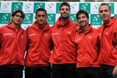 Španělští tenisté David Ferrer, Nicolas Almagro, Marcel Granollers, Marc Lopez a kapitán Alex Corretja během oficiálního losování semifinálových utkání Davis Cupu 2012.