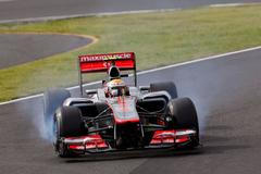 Lewis Hamilton s kusem koberce na svém monopostu