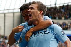 Fotbalisté Manchesteru City Edin Džeko (vlevo) a David Silva slaví gól v utkání proti Tottenhamu Hottspur 11. kola Premier League.