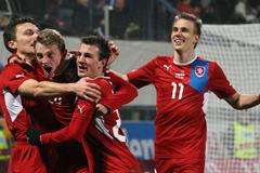 Čeští fotbalisté David Lafata, Bořek Dočkal a Vladimír Darida slaví gól v přátelském utkáním se Slovenskem v listopadu 2012.