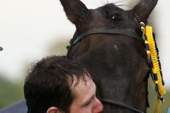 Žokej a vítěz Velké pardubické 2012 Jan Faltejsek na klisně Orphee des Blins.