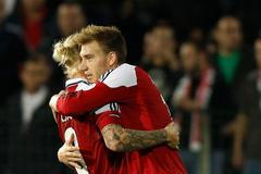 Dánští fotbalisté Nicklas Bendtner (vpravo) a Simon Kjaer slaví gól v kvalifikaci na MS 2014 proti Bulharsku.