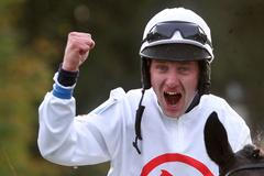 Žokej a vítěz Velké pardubické 2012 Jan Faltejsek na klisně Orphee des Blins.