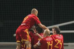 Fotbalisté Dukly Praha slaví gól v utkání proti Baníku Ostrava ve 14. kole Gambrinus ligy 2012/13.