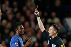Fotbalista Chelsea John Obi Mikel a rozhodčí Mark Clattenburg
