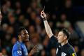 Fotbalista Chelsea John Obi Mikel a rozhodčí Mark Clattenburg