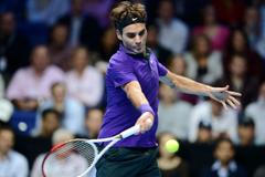 Švýcarský tenista Roger Federer v utkání se Srbem Novakem Djokovičem ve finále Turnaje mistrů 2012.