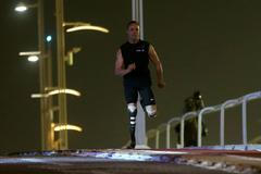 Postižený běžec Oscar Pistorius závodí s koněm