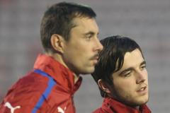 Čeští fotbaloví reprezentanti Michal Ordoš (vlevo) a Martin Procházka na tréninku před přátelským utkáním se Slovenskem v listopadu 2012.