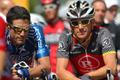 Americký cyklista Lance Armstrong (vpravo) sleduje objektiv s Georgem Hincapiem před startem Kalifornské tour 2010.