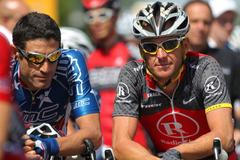 Americký cyklista Lance Armstrong (vpravo) sleduje objektiv s Georgem Hincapiem před startem Kalifornské tour 2010.