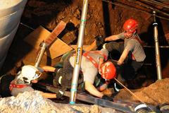 Vyprošťování dělníka z výkopu v Suchdolu