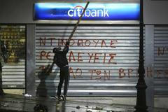 Řecko schválení úspor a demonstrace