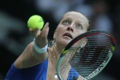 Česká tenistka Petra Kvitová v utkání Fed Cupu 2012 proti Srbce Aně Ivanovičové.