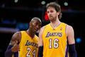 Basketbalisté Los Angeles Lakers Kobe Bryant a Pau Gasol v utkání NBA 2012/13 proti Dallasu Maverics.