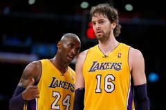 Basketbalisté Los Angeles Lakers Kobe Bryant a Pau Gasol v utkání NBA 2012/13 proti Dallasu Maverics.