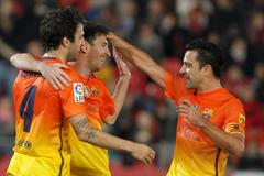 Hráči Barcelony slaví gól do sítě Mallorky