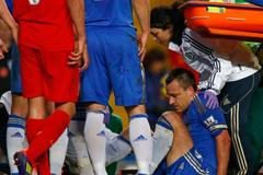 Fotbalista Chelsea John Terry se zranil v utkání proti Liverpoolu v anglické Premier League 2012/13.