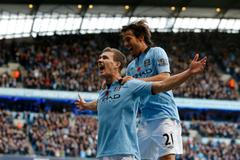 Fotbalisté Manchesteru City Edin Džeko (vlevo) a David Silva slaví gól v utkání proti Tottenhamu Hottspur 11. kola Premier League.