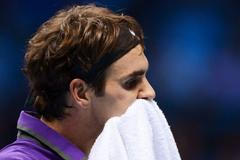 Švýcarský tenista Roger Federer v utkání se Srbem Novakem Djokovičem ve finále Turnaje mistrů 2012.