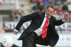 Trenér české fotbalové reprezentace František Straka v přípravném utkání s Maltou v roce 2009.