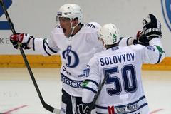 Hokejisté Dynama Moskva Alexandr Ovečkin (vlevo) a Maxim Solovjov slaví gól v utkání KHL 2012/13 proti Lvu Praha.