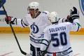 Hokejisté Dynama Moskva Alexandr Ovečkin (vlevo) a Maxim Solovjov slaví gól v utkání KHL 2012/13 proti Lvu Praha.