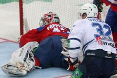 Hokejista Dynama Moskva Alexandr Ovečkin v šanci na Tomáše Pöpperleho v utkání KHL 2012/13 proti Lvu Praha.