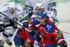 Hokejisté Dynama Moskva Ilja Gorochov (vlevo) a Andrej Mironov brání Jiřího Novotného (vlevo v červeném) a Jaroslava Svobodu v utkání KHL 2012/13 proti Lvu Praha.