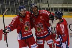 Čeští hokejisté v utkání se Švédskem na Karjala Cupu 2012.