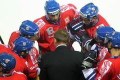 Čeští hokejisté v utkání se Švédskem na Karjala Cupu 2012.