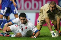 Fotbalisté Marek Suchý (vlevo) a Niki Mäenpää v přípravném utkání České republiky s Finskem.