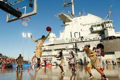 Basketbalisté amerických týmů hrají zápasy na palubě lodi U.S.S. Yorktown v Cherlestonu