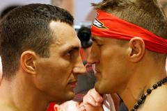 Ukrajinský boxer Vladimir Kličko při vážení před zápasem o tituly WBO, IBF, WBA a IBO s Polákem Mariuszem Wachem.