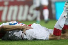 Fotbalista Slavie Lukáš Jarolím po pádu v utkání proti Viktorii Plzeň ve 13. kole Gambrinus ligy 2012/13.