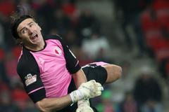Fotbalový brankář Slavie Kamil Čontofalský v utkání proti Viktorii Plzeň ve 13. kole Gambrinus ligy 2012/13.