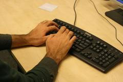 Parvíz - online - ruce