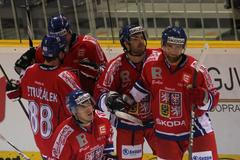 Čeští hokejisté v utkání se Švédskem na Karjala Cupu 2012.