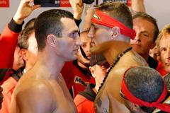 Ukrajinský boxer Vladimir Kličko při vážení před zápasem o tituly WBO, IBF, WBA a IBO s Polákem Mariuszem Wachem.