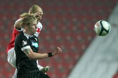 Fotbalista Slavie Martin Latka v souboji s Františkem Rajtoralem v utkání proti Viktorii Plzeň ve 13. kole Gambrinus ligy 2012/13.