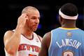 Hráč New York Knicks Jason Kidd v rozhovoru s Tyem Lawson v dresu Denveru