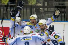 Hokejisté Komety Brno Róbert Petrovický a Roman Erat slaví gól v utkání proti Kladnu během 15. kola Tipsport extraligy 2012/13.