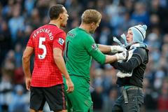 VIDEO Ferdinand dostal v derby mincí do oka